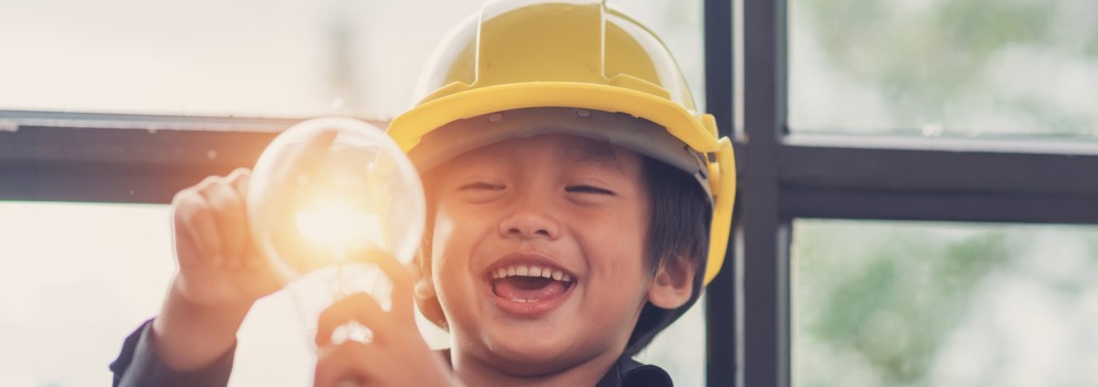 Lachend kind dat een gloeilamp vasthoudt