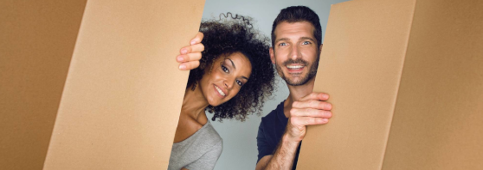 Een koppel kijkt door een doos