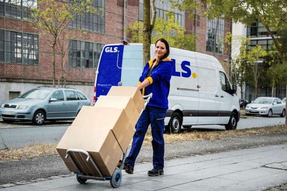 Mensajera de GLS repartiendo paquetes