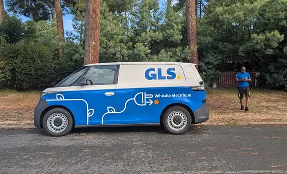 Un livreur GLS utilise un van électrique aux couleurs GLS