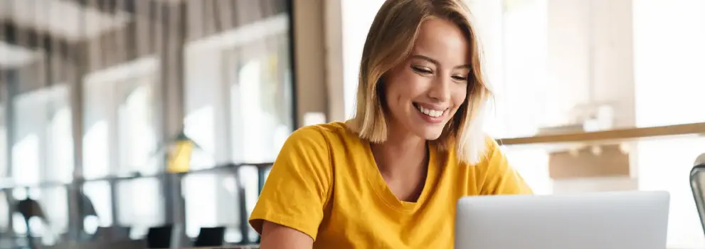 Une cliente qui fait le point sur ses expéditions depuis son espace YourGLS