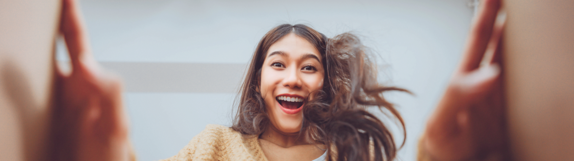 Dziewczyna otwiera paczkę od kuriera