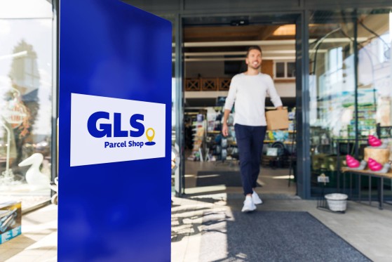 Homem a sair de uma Parcel Shop da GLS