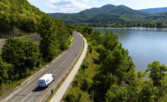 curier în fața mașinii de livrare