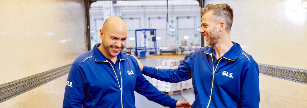 3 angajați tineri lucrând împreună la un proiect 