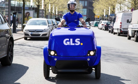 GLS E-skuter na cesti