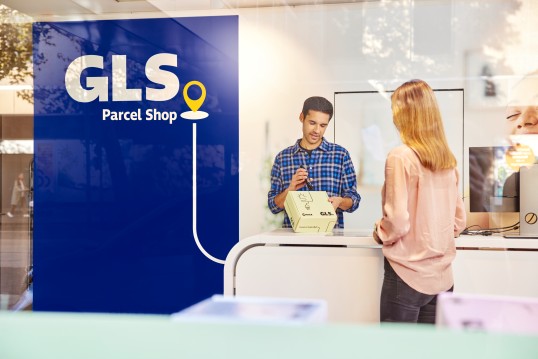 Zákazník odchádzajúci z GLS Parcel Shopu